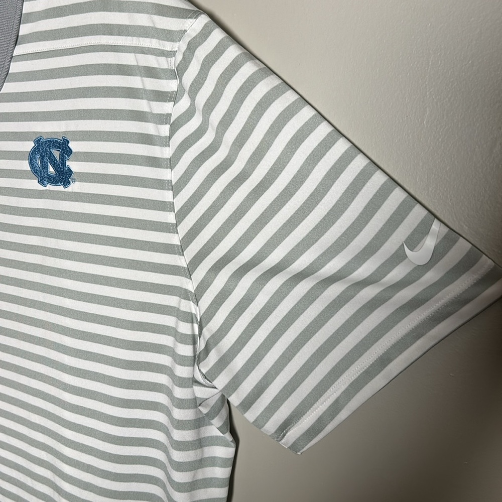 Nike Golf North Carolina Tar Heels Victory Stripe Golf Polo 2.0 White/Gray Sz XL - Picture 4 of 11